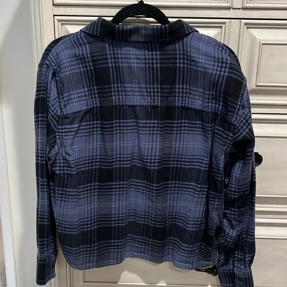 Levi's Women's Navy Blue Maple
Utility Plaid Cropped Flannel size Small - Picture 4 of 6
